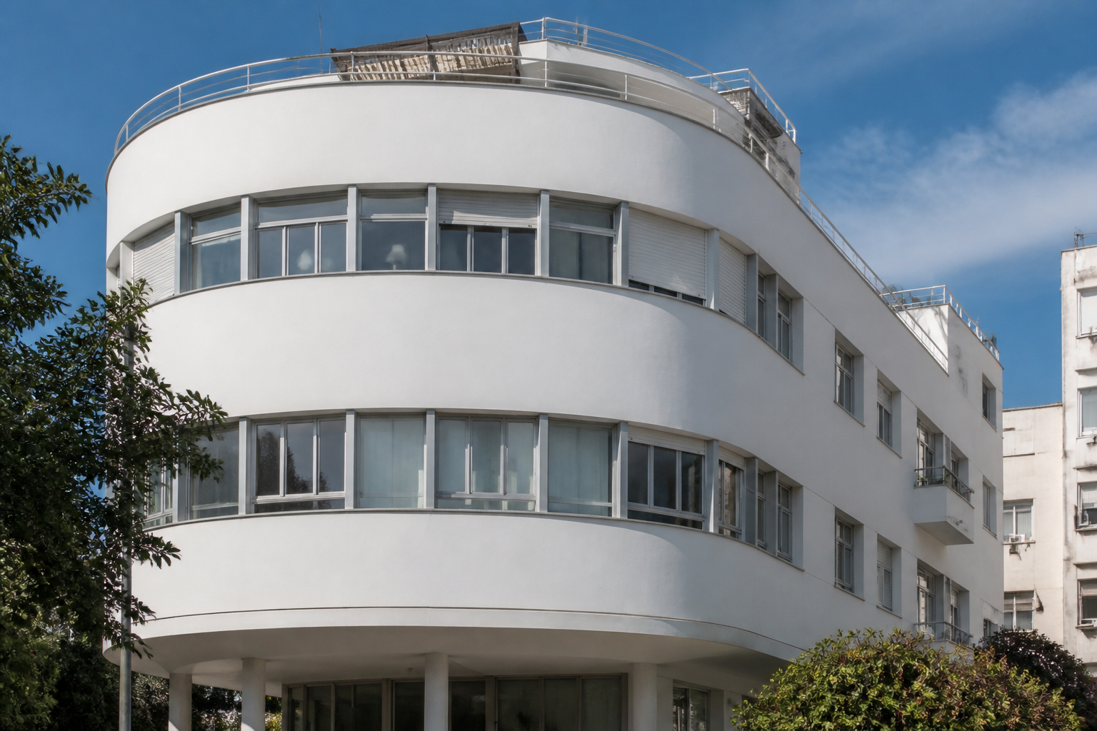 Curved white Bauhaus apartment facade in Tel Aviv